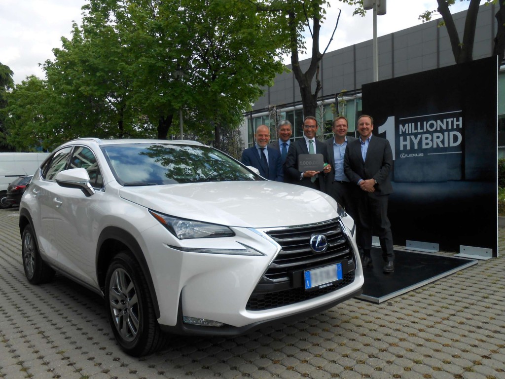 lexus-1mio-hv-handover-01-low