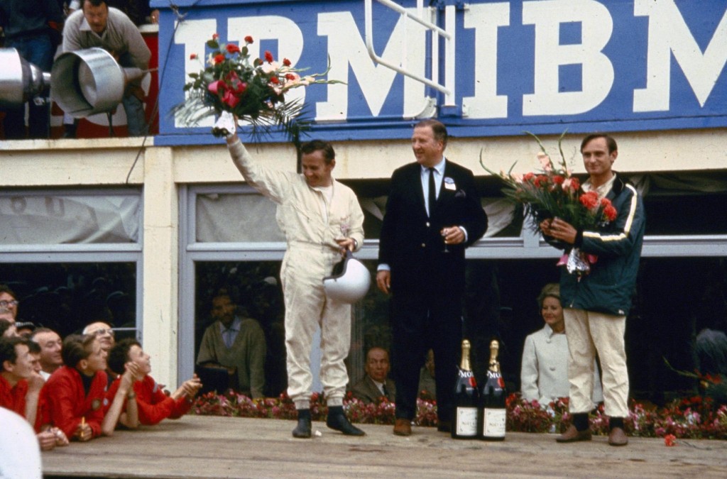 Bruce McLaren, Henry Ford II. a Chris Amon oslavují vítězství v roce 1966