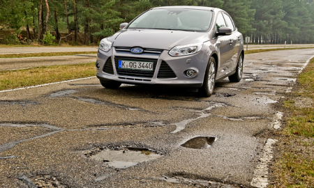 Ford vyvíjí technologii upozorňující na nebezpečné výmoly