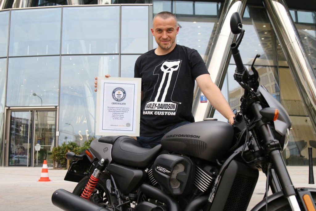 H-D_Guinness rekord_Maciek s certifikatem