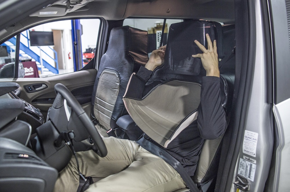 Řidič testovacího autonomního vozu Ford má na sobě kostým, který splývá se sedadlem