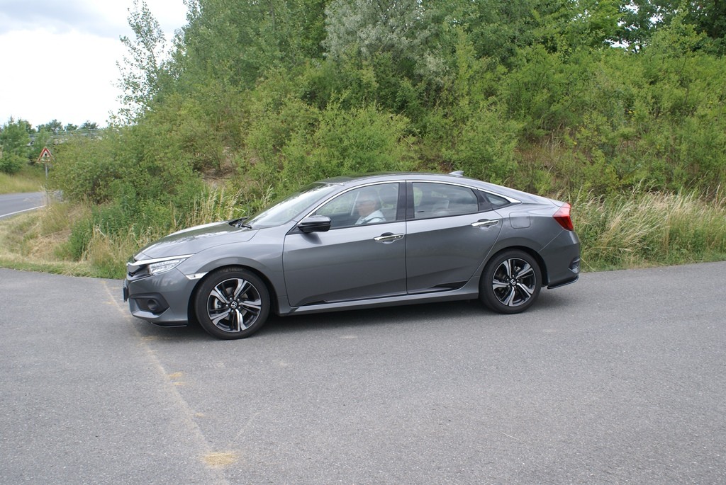 Honda Civic sedan 4d (1)