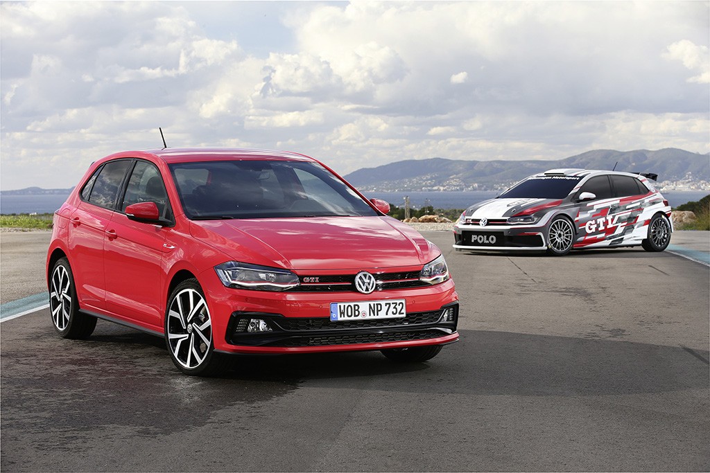 Das neue Serienmodell Polo GTI & die Rally-Version Polo GTI R5 (im Hintergrund)