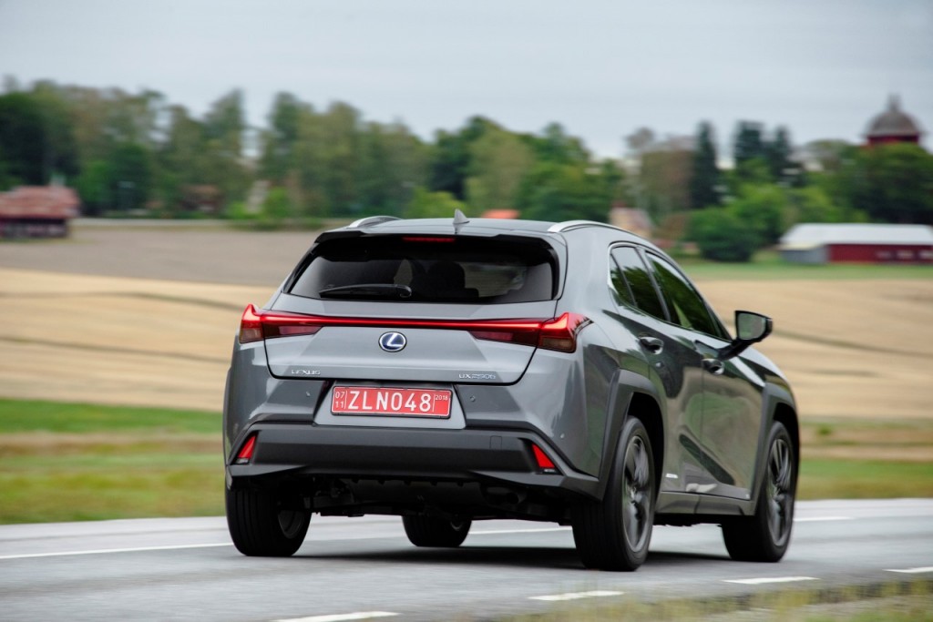 lexus_ux250h_105_2