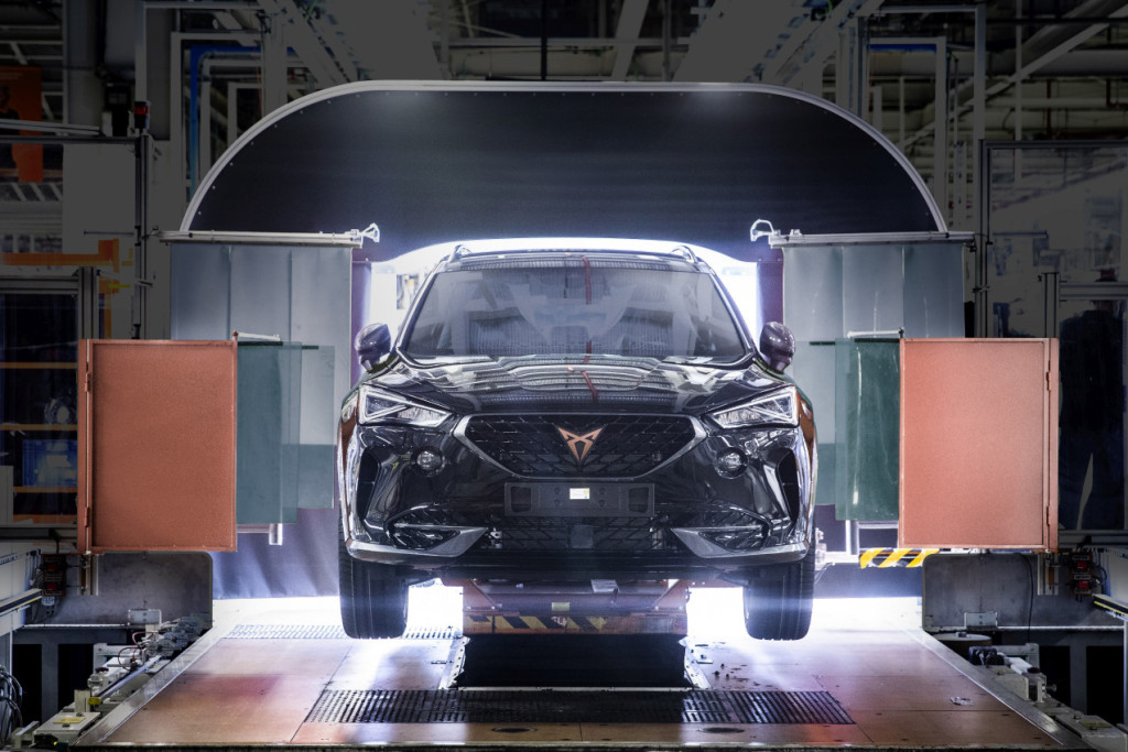 CUPRA-boosts-electrification-and-starts-production-of-the-Formentor-e-HYBRID_01_small