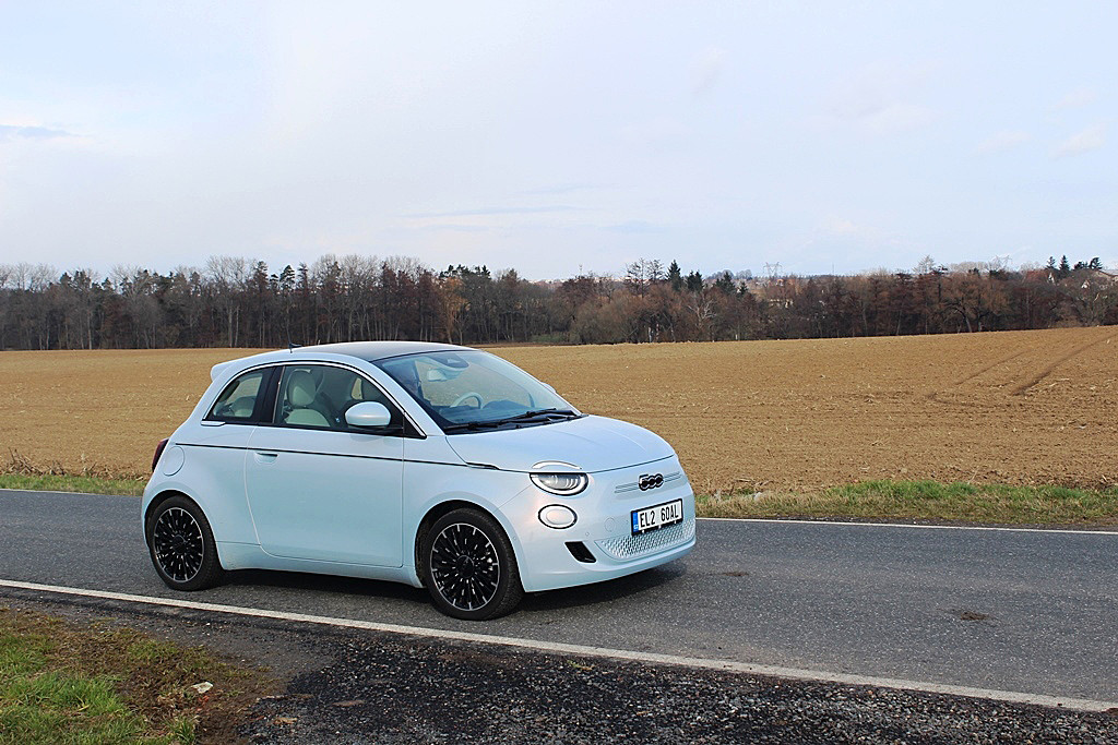 Fiat 500e - retro do města má dojezd 260 km a průměrnou spotřebu 19 kWh/100 km.