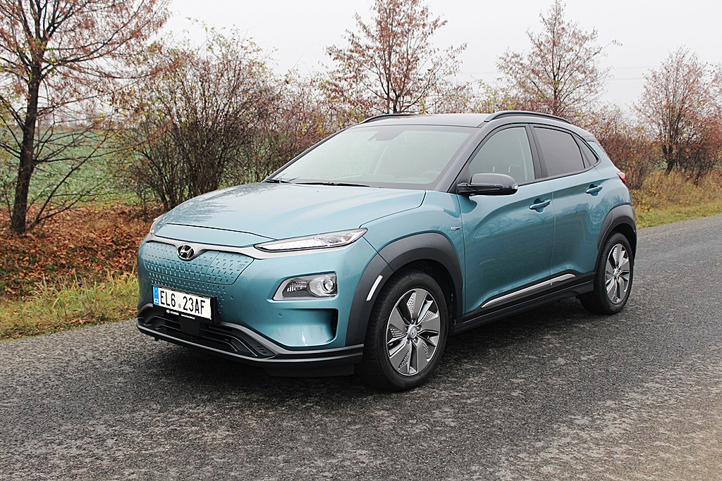 Hyundai Kona ukazoval dojezd 412 km při nabití na 99%. Spotřeba činila 19,3 kWh/100 km.