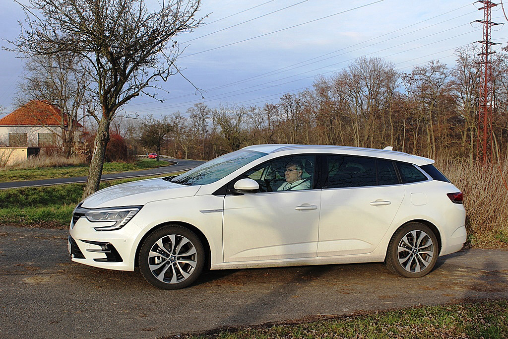 Renault Mégane E-Tech je plug-in s dojezdem na elektřinu cca 52 km a spotřebou 8 kWh/100 km. Průměrná spotřeba spalovacího motoru při testování činila 5,7 l/100 km. Celkový dojezd vozu 650 km.