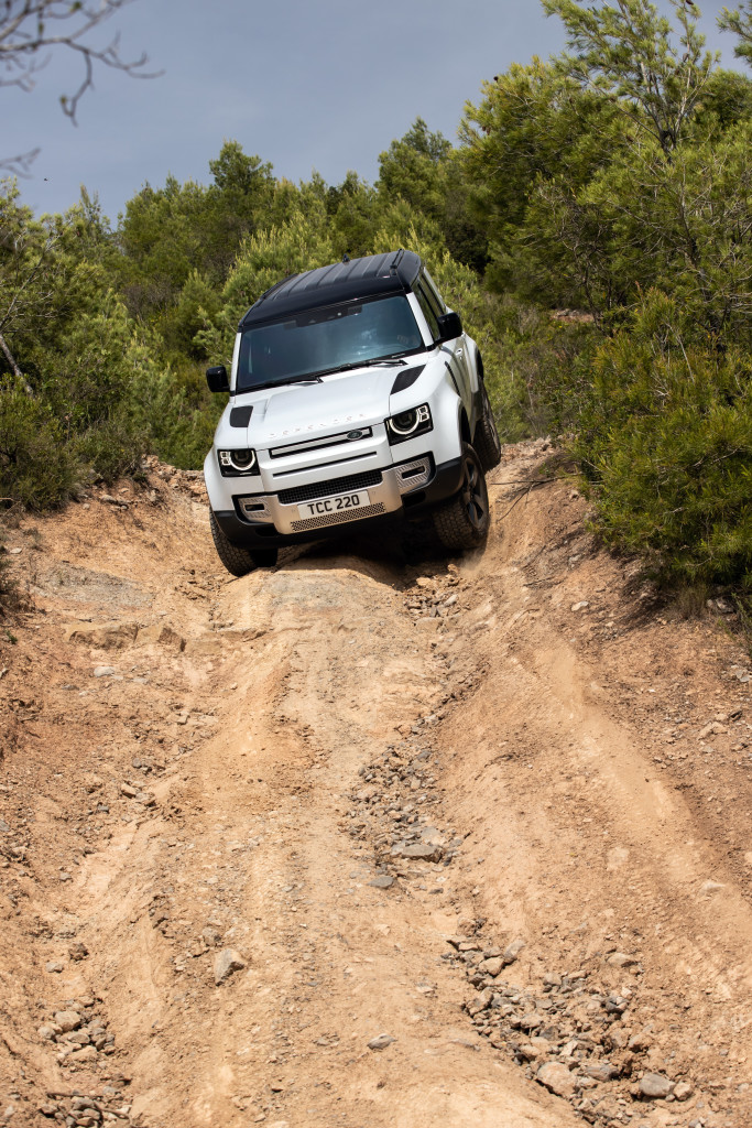 DEF_110_PHEV_OFF_ROAD_140721_04