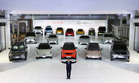 Akio Toyoda odhaluje nové bateriové vozy