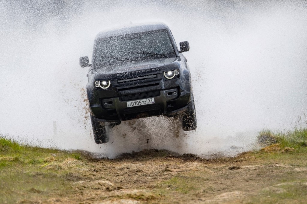 Land Rover Defender in James Bond Copyright 2020 Danjaq LLC and MGM_ Foto 2