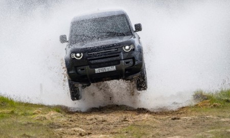 Land Rover Defender in James Bond Copyright 2020 Danjaq LLC and MGM_ Foto 2