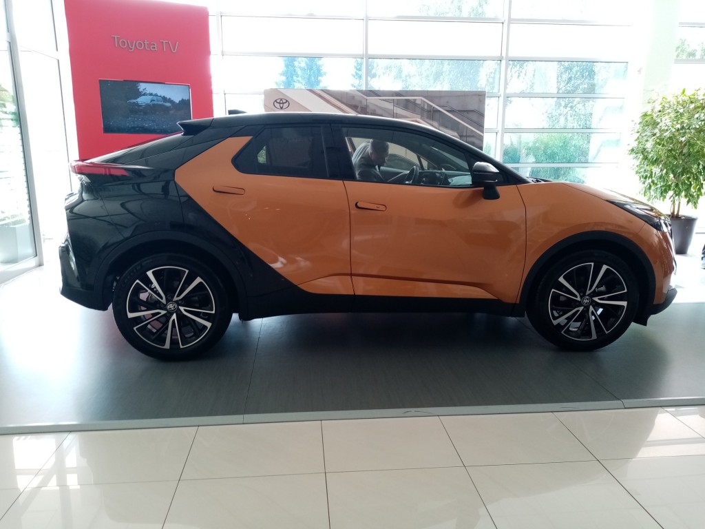 Toyota C-HR 2