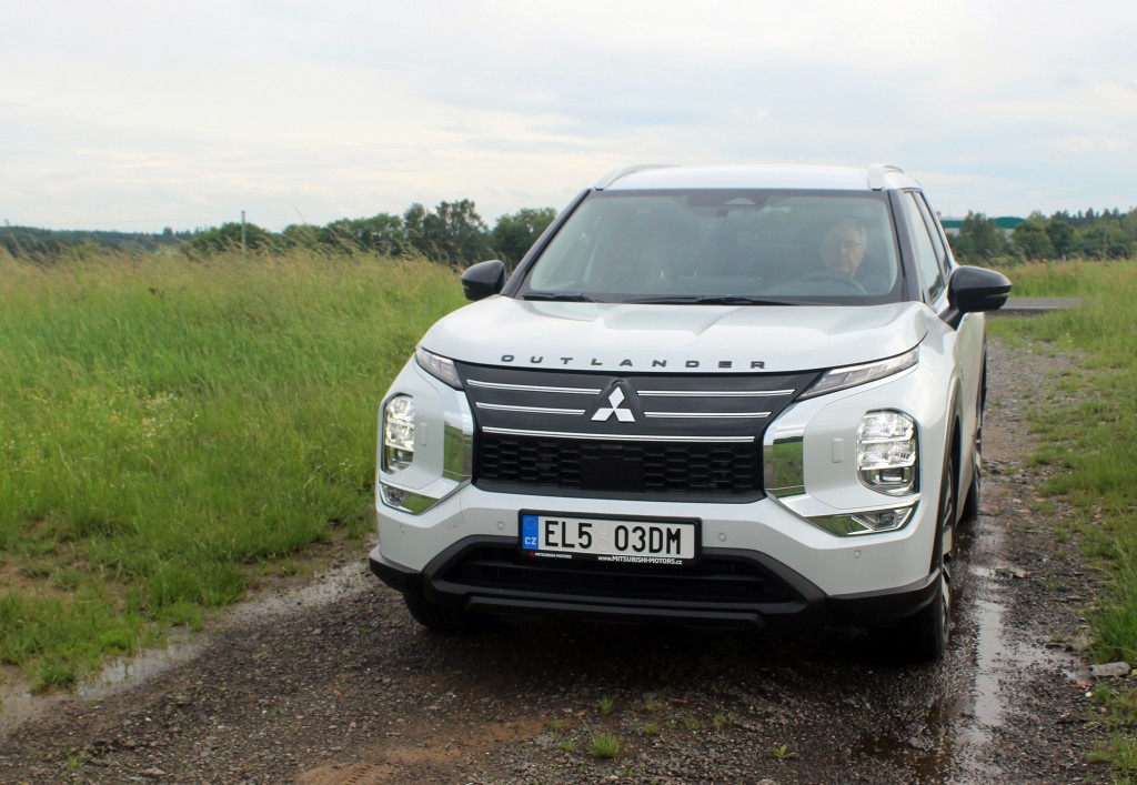 Mitsubishi Outlander (1)